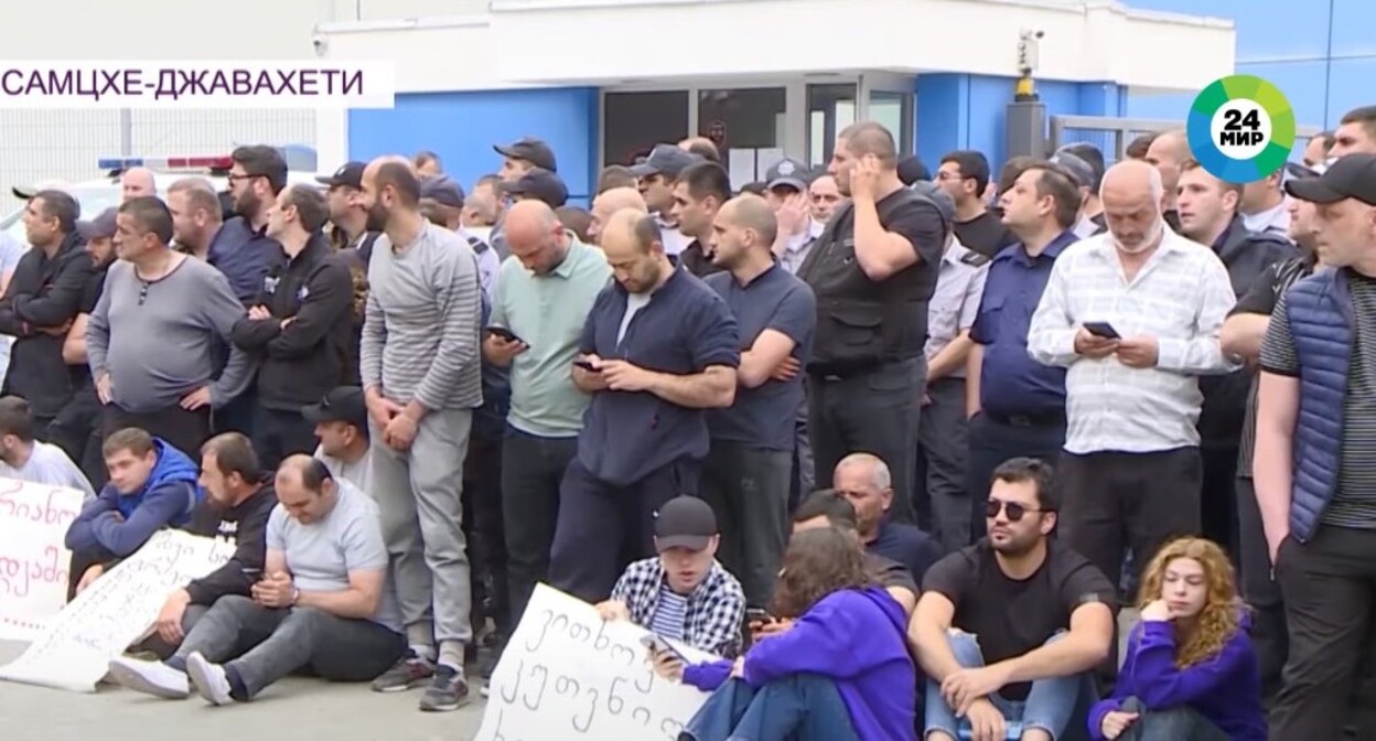 Бастующие сотрудники пикетируют завод «Боржоми». Стопкадр из видео https://www.youtube.com/watch?v=llSTpPgBde4 Бастующие сотрудники пикетируют завод «Боржоми». Стопкадр из видео https://www.youtube.com/watch?v=llSTpPgBde4