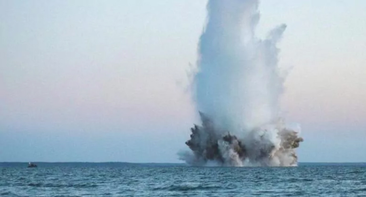 Взрыв снаряда в Черном море. Фото https://ngnovoros.ru/posts/zavtra-v-buhte-novorossiyska-budut-vzryvat-boepripasy-kupatsya-v-more-zaprescheno Взрыв снаряда в Черном море. Фото https://ngnovoros.ru/posts/zavtra-v-buhte-novorossiyska-budut-vzryvat-boepripasy-kupatsya-v-more-zaprescheno