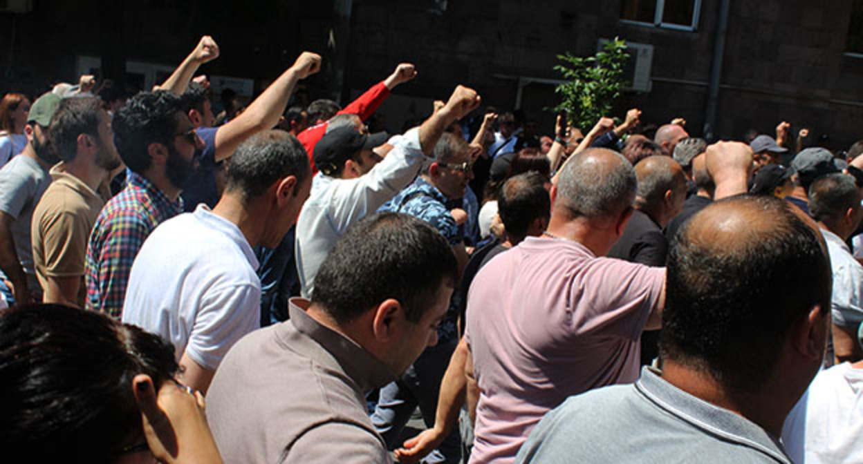 Сторонники оппозиции во время акции протеста. Ереван, май 2022 г. Фото Тиграна Петросяна для "Кавказского узла" Сторонники оппозиции во время акции протеста. Ереван, май 2022 г. Фото Тиграна Петросяна для "Кавказского узла"