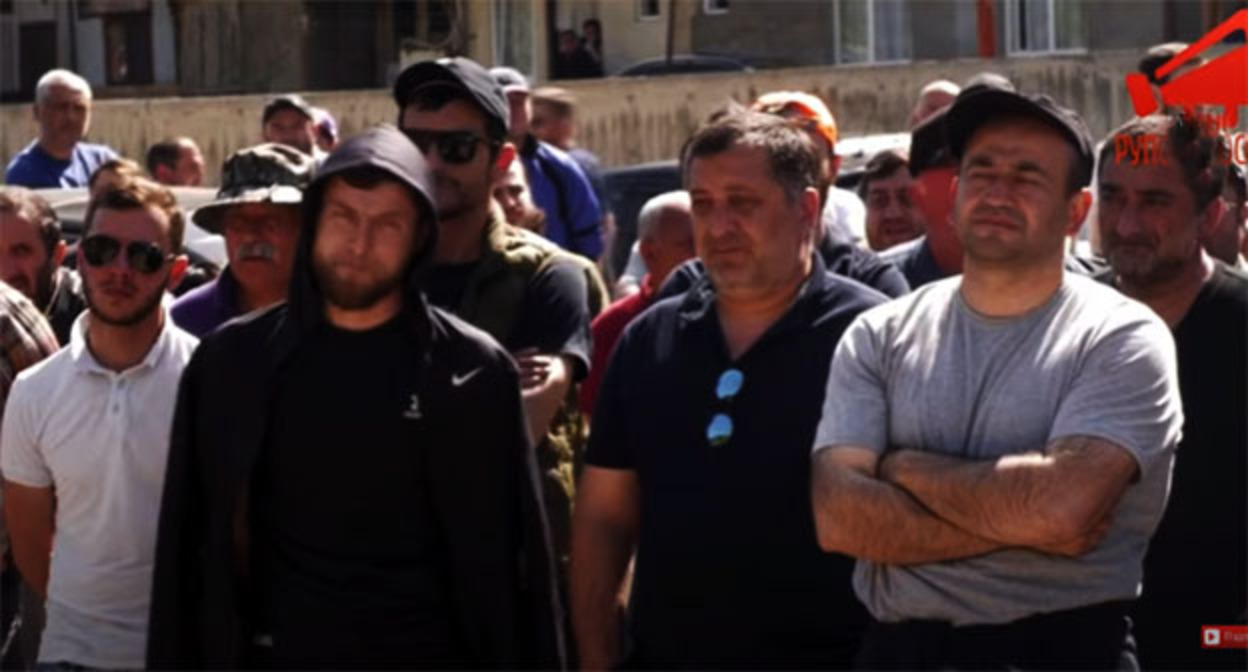 Участники забастовки на заводах "Боржоми". Май 2022 года. Скриншот видео https://www.youtube.com/watch?v=HUkkU6HfA_k Участники забастовки на заводах "Боржоми". Май 2022 года. Скриншот видео https://www.youtube.com/watch?v=HUkkU6HfA_k