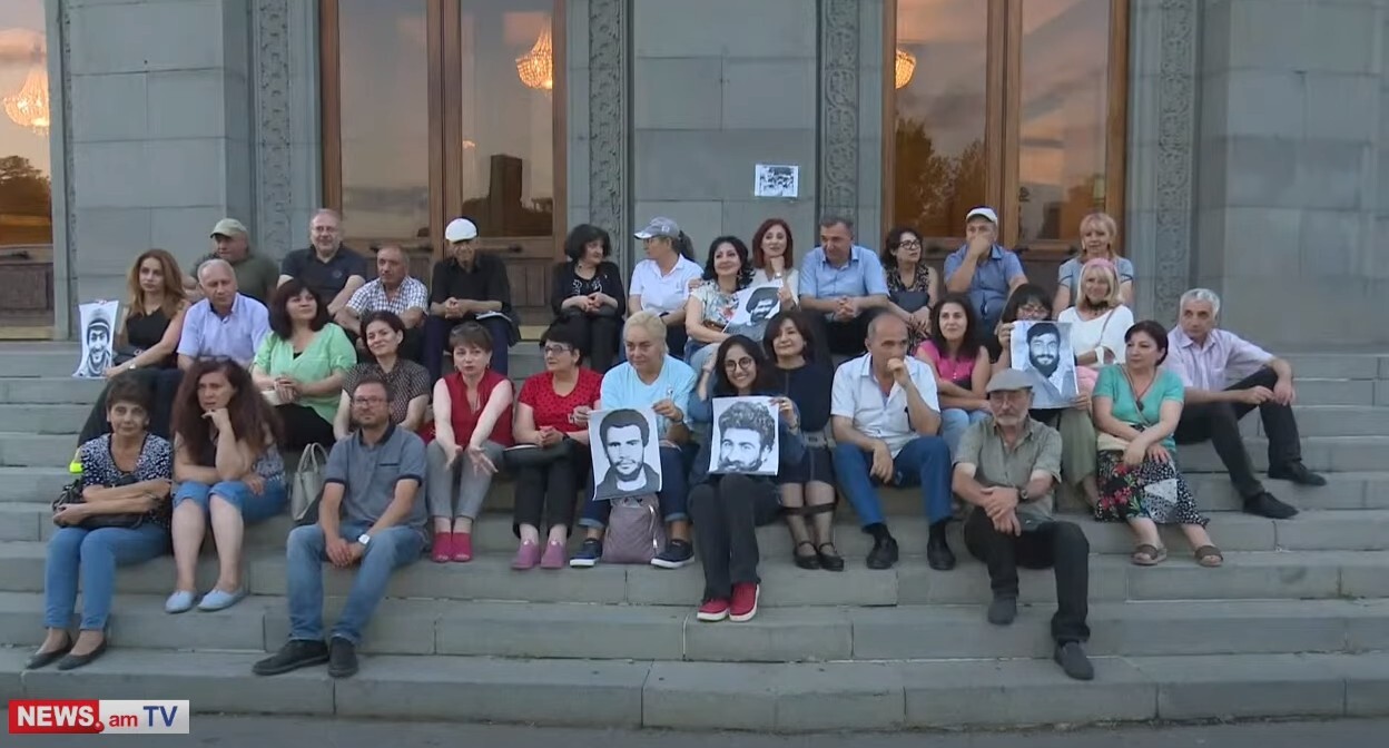 Участники символической сидячей забастовки в Ереване 15 июня 2022 года. Стопкадр из видео https://www.youtube.com/watch?v=dRkkxs0tQ_g. Участники символической сидячей забастовки в Ереване 15 июня 2022 года. Стопкадр из видео https://www.youtube.com/watch?v=dRkkxs0tQ_g.