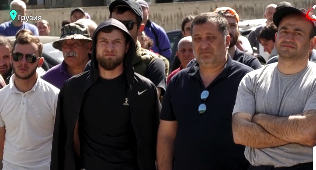 Сотрудники на акции у заводов по розливу минеральной воды "Боржоми". Кадр видео https://360tv.ru/ Сотрудники на акции у заводов по розливу минеральной воды "Боржоми". Кадр видео https://360tv.ru/