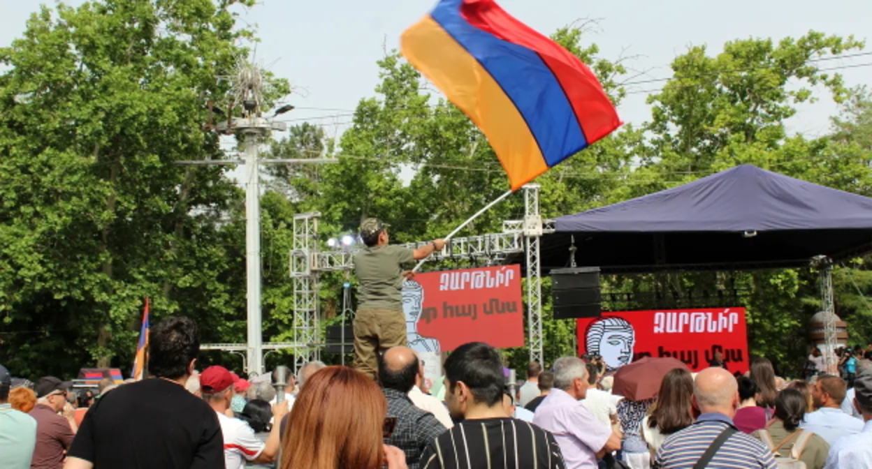 Участники акции протеста в Ереване. Фото Тиграна Петросяна для "Кавказского узла" Участники акции протеста в Ереване. Фото Тиграна Петросяна для "Кавказского узла"