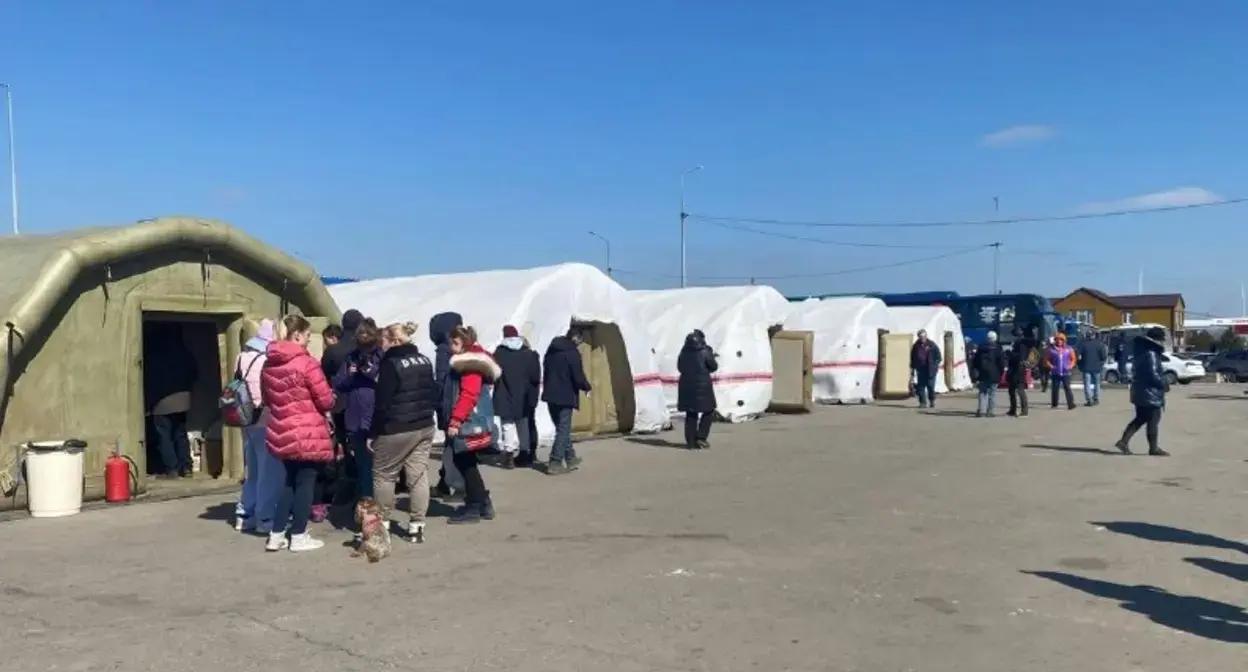 Беженцы из Донбасса в Ростовской области. Фото: пресс-служба управления МЧС по Ростовской области. https://t.me/mchs_rostov/809 Беженцы из Донбасса в Ростовской области. Фото: пресс-служба управления МЧС по Ростовской области. https://t.me/mchs_rostov/809