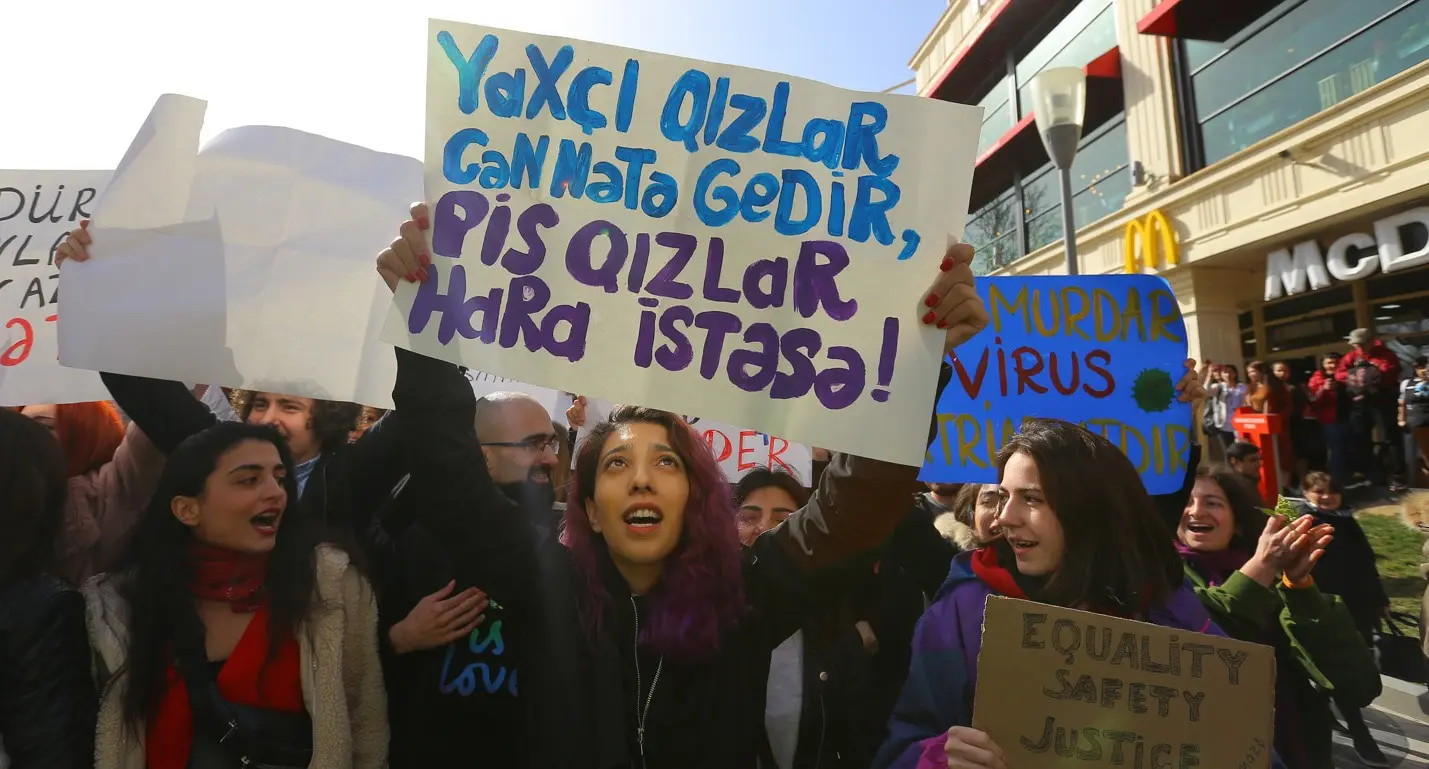 Участница акции держит саркастический лозунг «Хорошие девочки попадают в рай, а плохие куда – хотят». Фото Азиза Каримова для «Кавказского узла» Участница акции держит саркастический лозунг «Хорошие девочки попадают в рай, а плохие куда – хотят». Фото Азиза Каримова для «Кавказского узла»