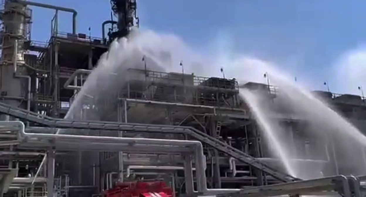 Тушение пожара на нефтезаводе в Новошахтинске. Фото: телеграм-канал "Че по Ростову" Тушение пожара на нефтезаводе в Новошахтинске. Фото: телеграм-канал "Че по Ростову"