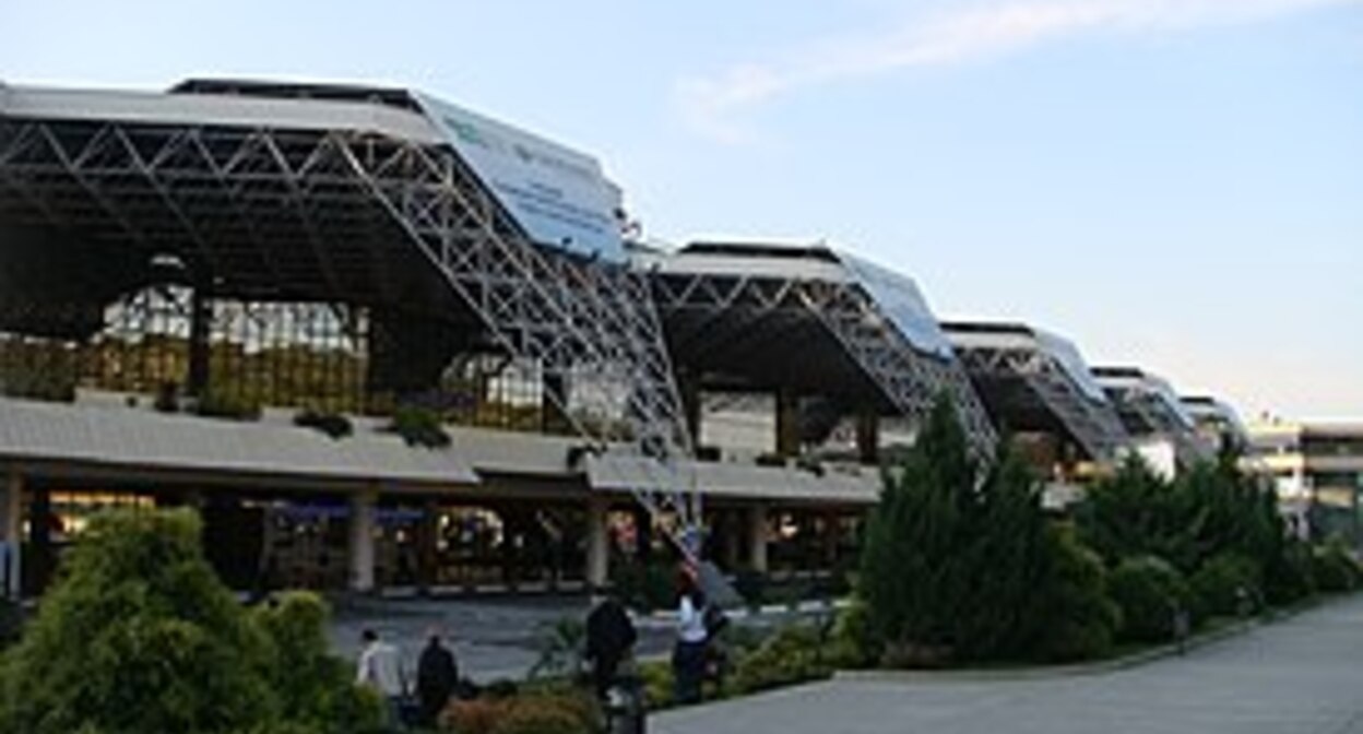Аэропорт Сочи. Фото karel291 https://ru.wikipedia.org/wiki/Сочи_(аэропорт) Аэропорт Сочи. Фото karel291 https://ru.wikipedia.org/wiki/Сочи_(аэропорт)