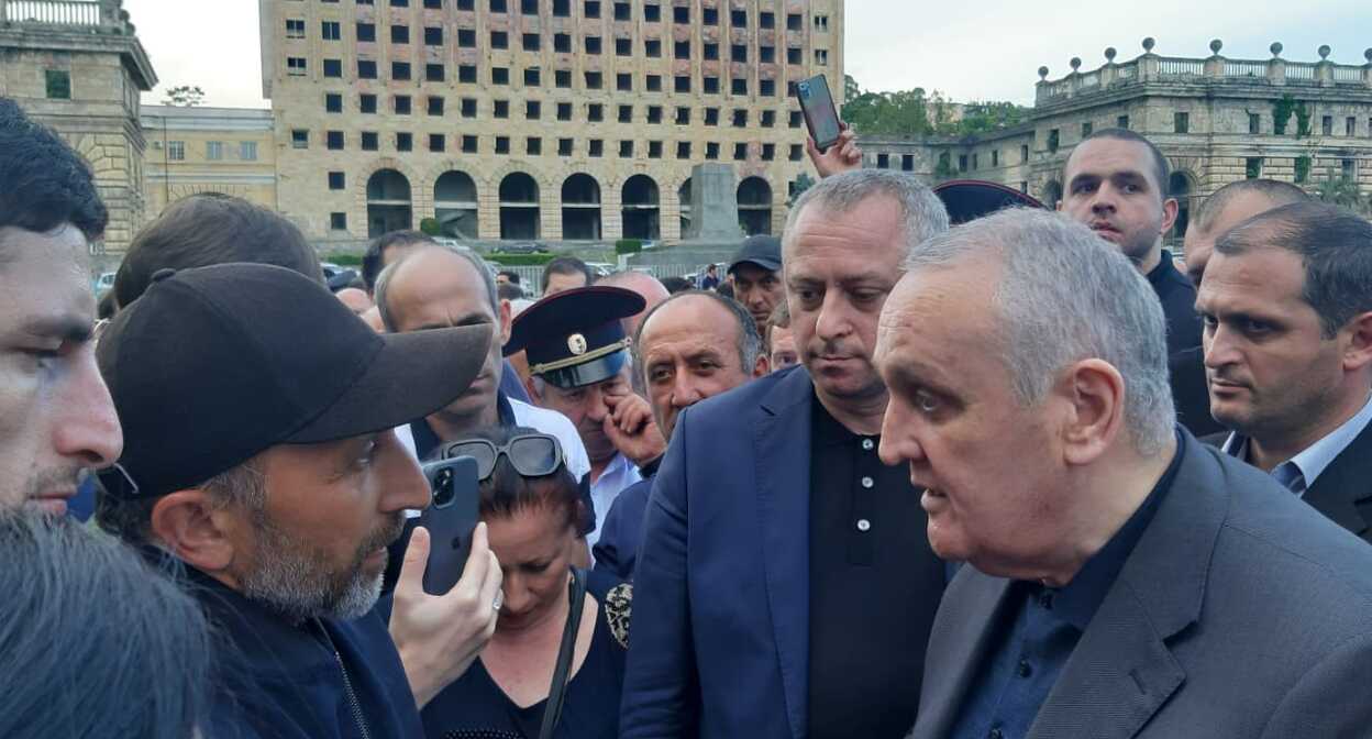 Разговор Джансуха Адлейбы с Александром Анквабом на митинге в Сухуме. Фото с сайта "Нужной газеты". https://abh-n.ru/dzhansux-adlejba-aleksandr-zolotinskovich-ya-vam-ne-doveryayu-kak-premer-ministru/ Разговор Джансуха Адлейбы с Александром Анквабом на митинге в Сухуме. Фото с сайта "Нужной газеты". https://abh-n.ru/dzhansux-adlejba-aleksandr-zolotinskovich-ya-vam-ne-doveryayu-kak-premer-ministru/