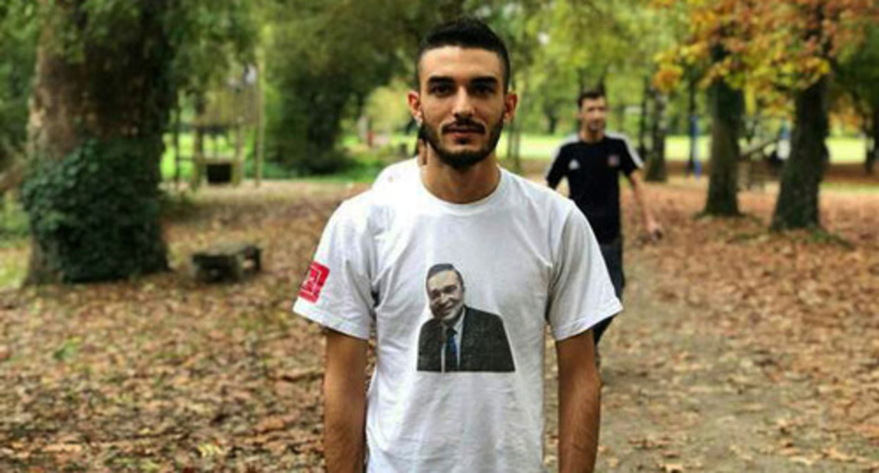 Блогер Мухаммад Мирзали. Скриншот http://www.massa.az/news/az/4998/arestovan-zyat-blogera-kotoryj-nahoditsya-v-politemigracii
Блогер Мухаммад Мирзали. Скриншот http://www.massa.az/news/az/4998/arestovan-zyat-blogera-kotoryj-nahoditsya-v-politemigracii