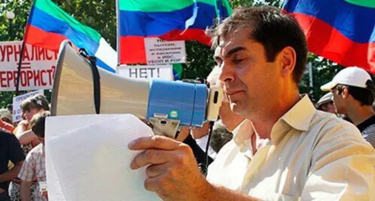 Хаджимурад Камалов на митинге против произвола силовиков. Махачкала, 2008 год. Фото: http://www.chernovik.net Хаджимурад Камалов на митинге против произвола силовиков. Махачкала, 2008 год. Фото: http://www.chernovik.net