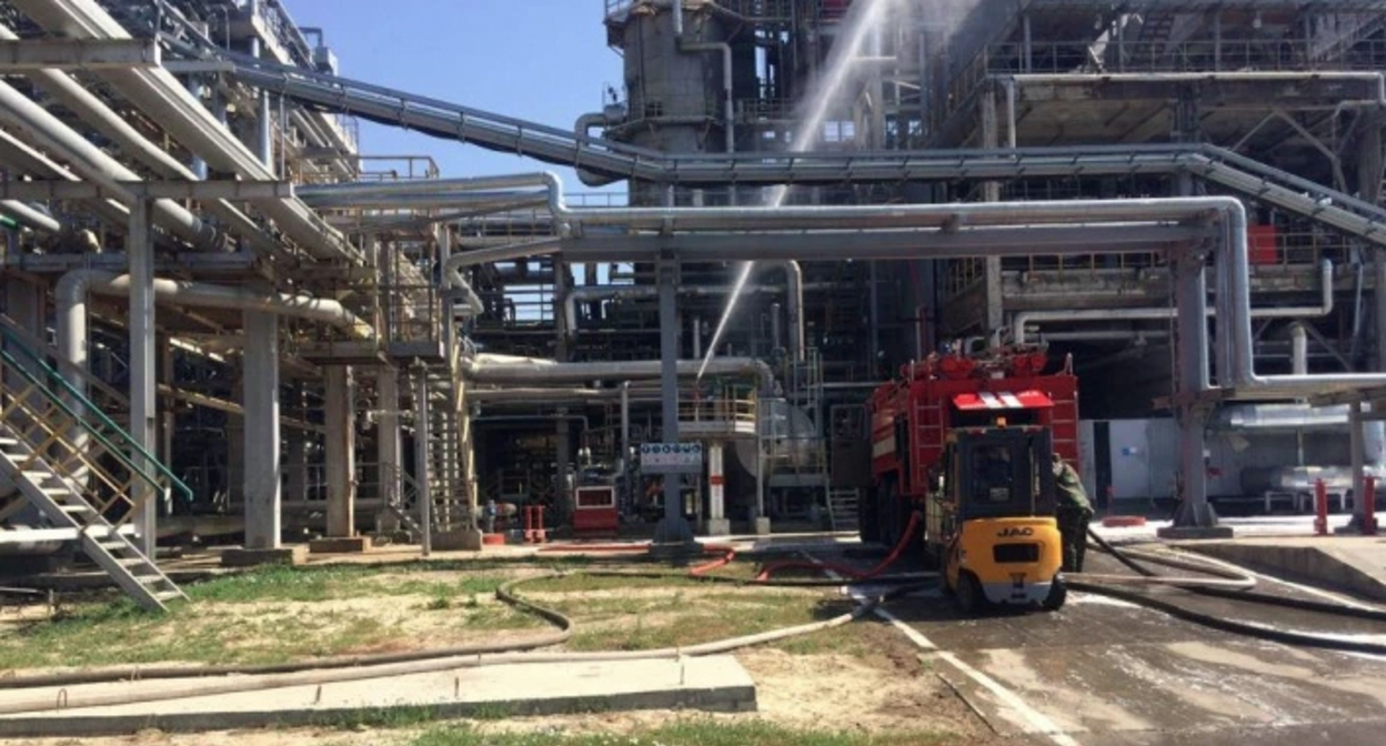 Ликвилация возгорания на нефтезаводе в Новошахтинске. Фото: пресс-служба ГУ МЧС по Ростовской области Ликвилация возгорания на нефтезаводе в Новошахтинске. Фото: пресс-служба ГУ МЧС по Ростовской области