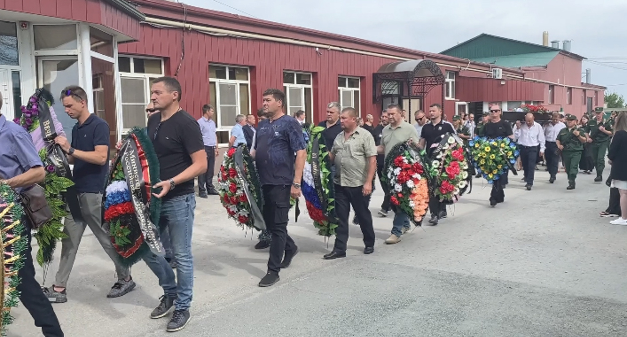 Похороны Дмитрия Чернобаева. Кадр видео V1 https://v1.ru/text/gorod/2022/06/23/71433920/ Похороны Дмитрия Чернобаева. Кадр видео V1 https://v1.ru/text/gorod/2022/06/23/71433920/