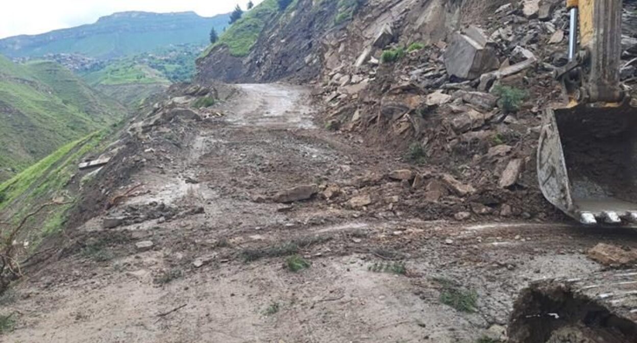 Дорожные службы восстановили движение по автодорогам Дагестана. Фото пресс-службы Министерства транспорта и дорожного хозяйства РД. Дорожные службы восстановили движение по автодорогам Дагестана. Фото пресс-службы Министерства транспорта и дорожного хозяйства РД.
