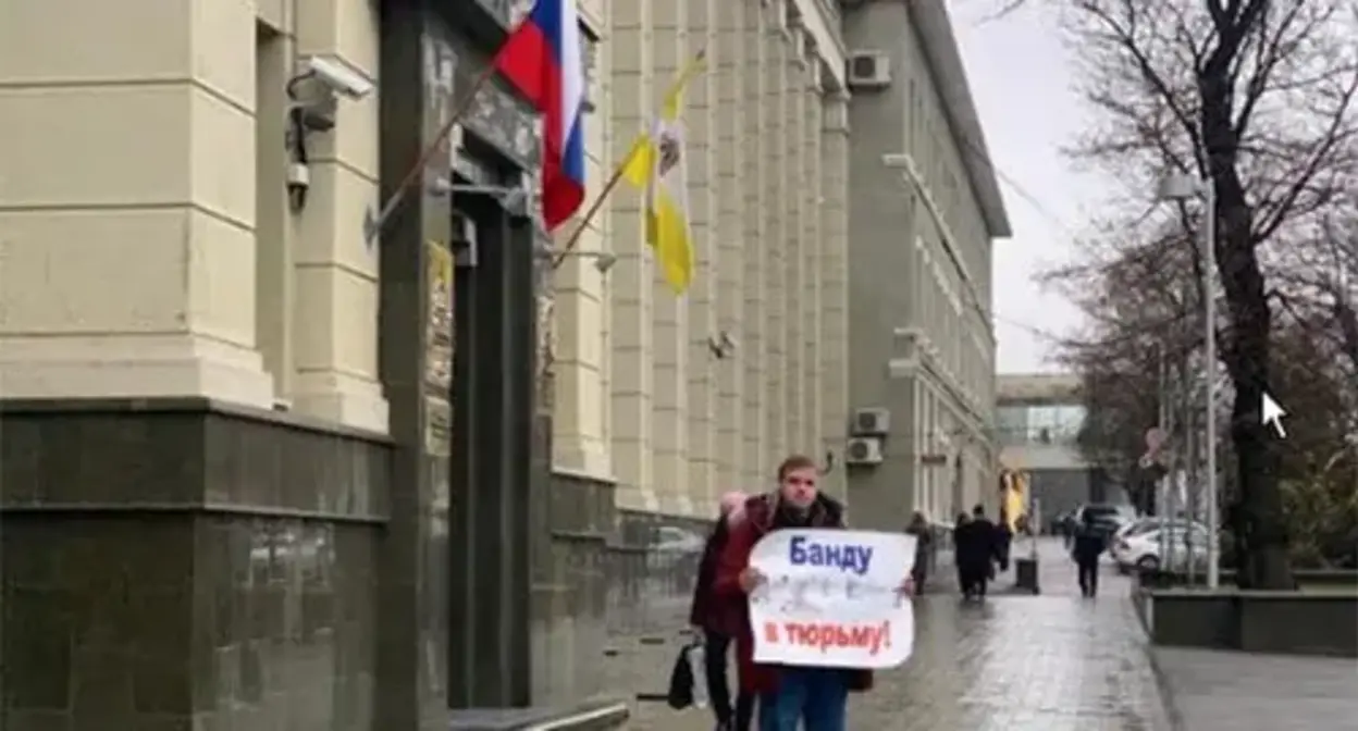 Одиночный пикет фермера Михаила Шевченко. Ставрополь, 20 декабря 2021 года. Фото предоставлено "Кавказскому узлу" очевидцем - автором снимка, который предпочел не быть названным. Надпись на плакате, в частности фамилия, частично скрыта из-за ограничений СМИ нормативными актами. Одиночный пикет фермера Михаила Шевченко. Ставрополь, 20 декабря 2021 года. Фото предоставлено "Кавказскому узлу" очевидцем - автором снимка, который предпочел не быть названным. Надпись на плакате, в частности фамилия, частично скрыта из-за ограничений СМИ нормативными актами.