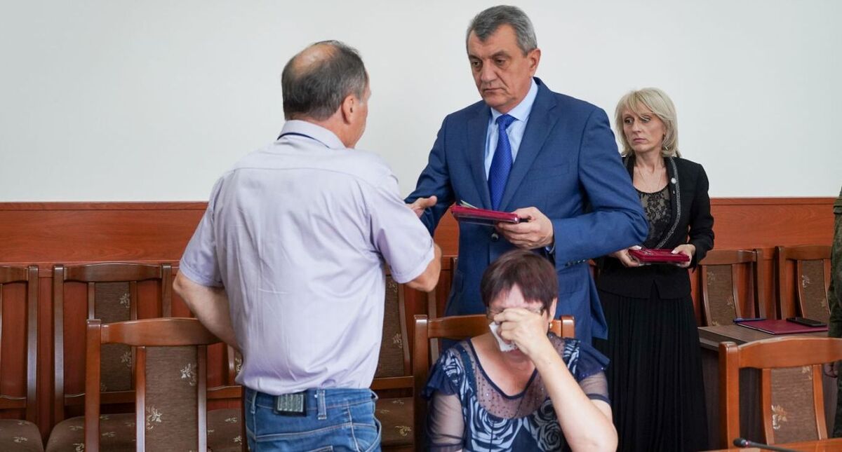 Вручение наград родным погибших на Украине жителей Северной Осетии. Фото: пресс-служба главы Северной Осетии http://alania.gov.ru/news/11100 Вручение наград родным погибших на Украине жителей Северной Осетии. Фото: пресс-служба главы Северной Осетии http://alania.gov.ru/news/11100