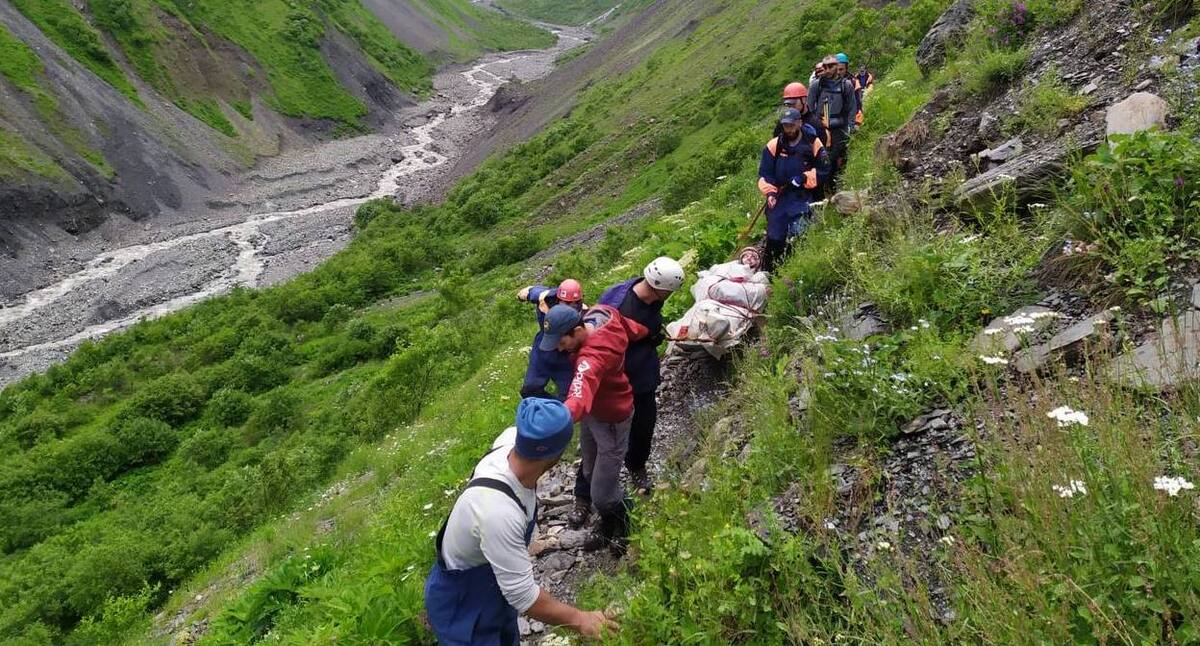 Операция по спасению альпиниста из Челябинска на Казбеке. Фото: пресс-служба Главного управления МЧС России по Северной Осетии. https://t.me/mchs_rso_a/453 Операция по спасению альпиниста из Челябинска на Казбеке. Фото: пресс-служба Главного управления МЧС России по Северной Осетии. https://t.me/mchs_rso_a/453