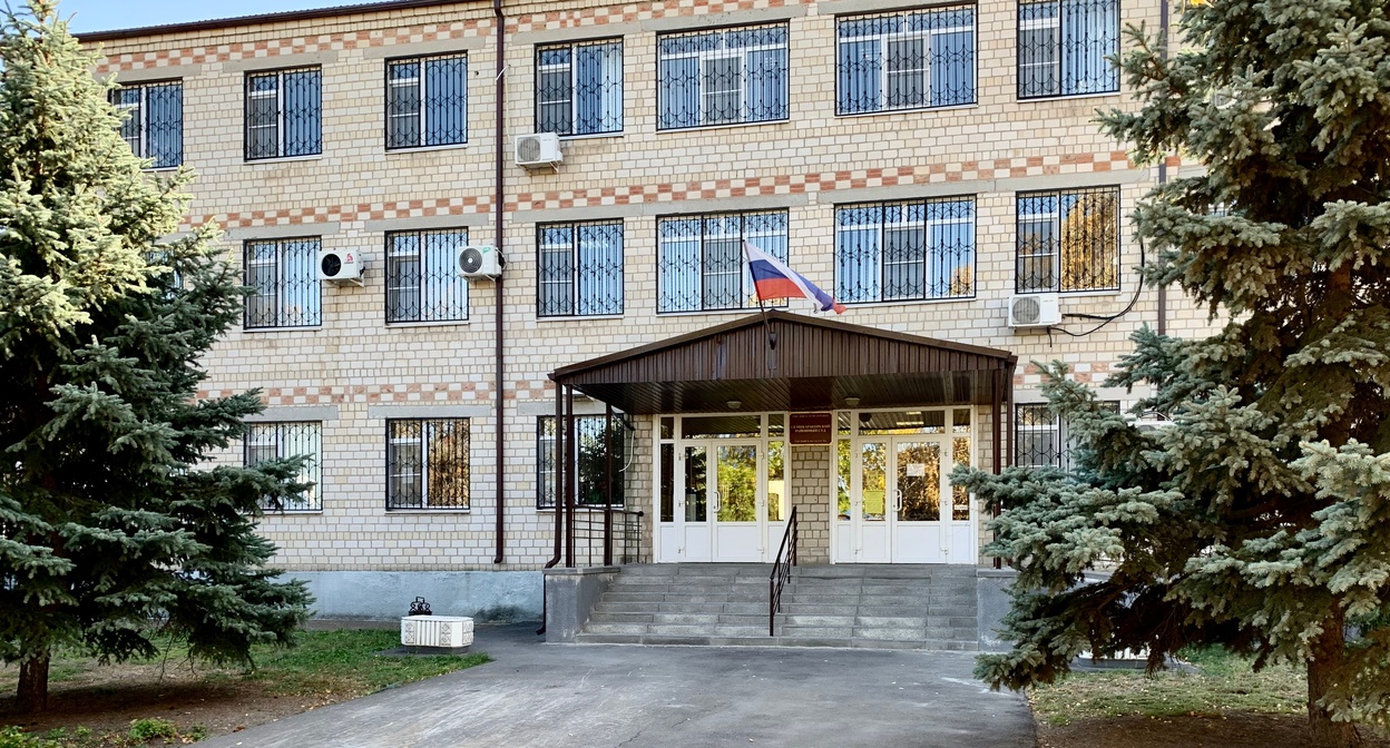 Здание Семикаракорского райсуда. Фото: пресс-служба суда http://semikarakorsky.ros.sudrf.ru/modules.php?name=press_dep&op=51&gid=2 Здание Семикаракорского райсуда. Фото: пресс-служба суда http://semikarakorsky.ros.sudrf.ru/modules.php?name=press_dep&op=51&gid=2