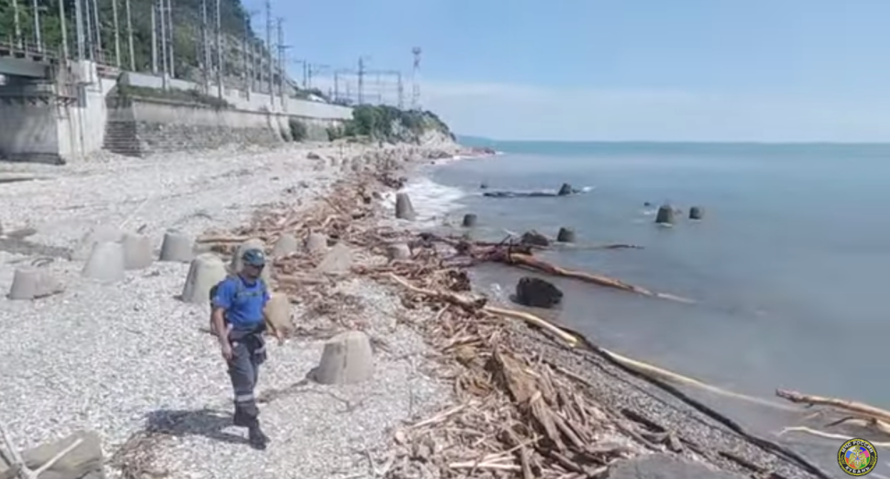 Спасатели обследуют берег Черного моря. Скиншот кадра видео на странице ГУ МЧС по Краснодарскому краю в соцсети "ВКонтакте". Спасатели обследуют берег Черного моря. Скиншот кадра видео на странице ГУ МЧС по Краснодарскому краю в соцсети "ВКонтакте".