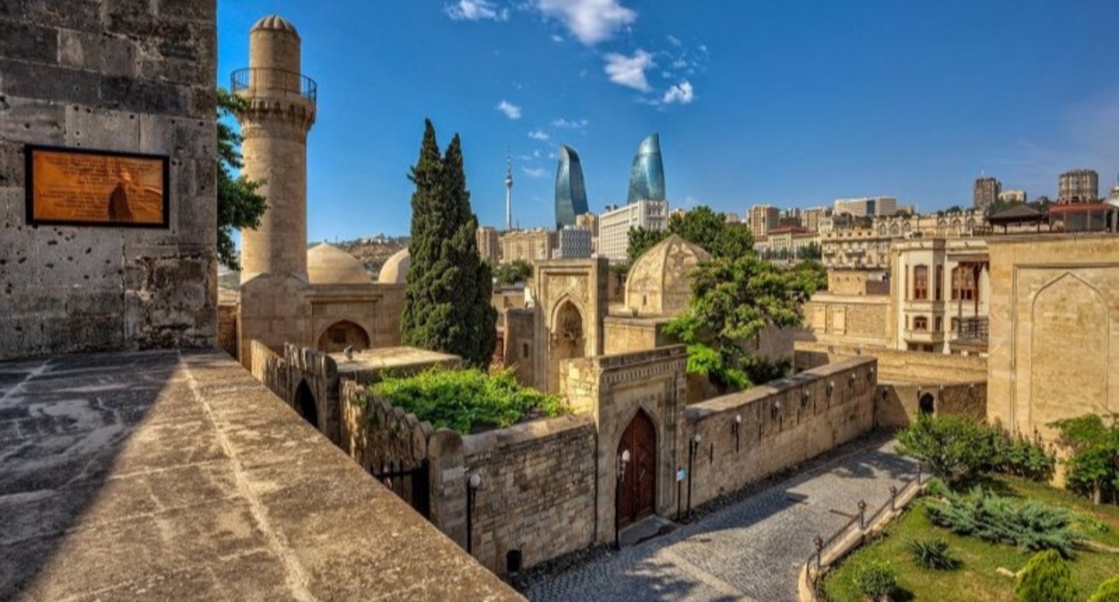 Дворец Ширваншахов. Фото с сайта туроператора Azterra https://azterra.az/sights/dvorech-shirvanshakhov-baku/ Дворец Ширваншахов. Фото с сайта туроператора Azterra https://azterra.az/sights/dvorech-shirvanshakhov-baku/