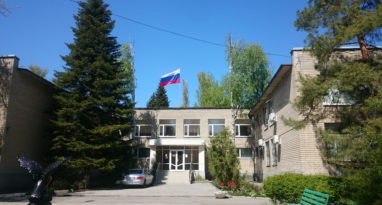 Здание суда в Новочеркасске. Фото: пресс-служба суда http://novocherkassky.ros.sudrf.ru/modules.php?name=press_dep&op=51&gid=12 Здание суда в Новочеркасске. Фото: пресс-служба суда http://novocherkassky.ros.sudrf.ru/modules.php?name=press_dep&op=51&gid=12