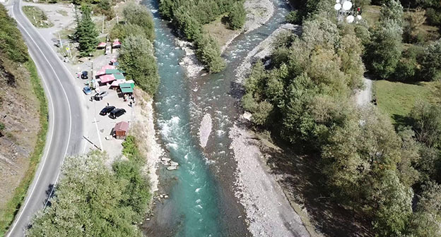 Место слияния Белой и Черной Арагви. Фото https://www.youtube.com/watch?v=KBgV4v6OIeI Место слияния Белой и Черной Арагви. Фото https://www.youtube.com/watch?v=KBgV4v6OIeI