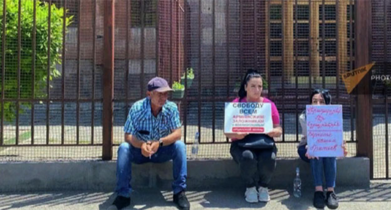 Родственники армянских военнопленных провели акцию протеста перед консульством России в Гюмри. Фото: Armenuhi Mkhoyan https://www.armenianreport.com/ru/pubs/321069/ Родственники армянских военнопленных провели акцию протеста перед консульством России в Гюмри. Фото: Armenuhi Mkhoyan https://www.armenianreport.com/ru/pubs/321069/