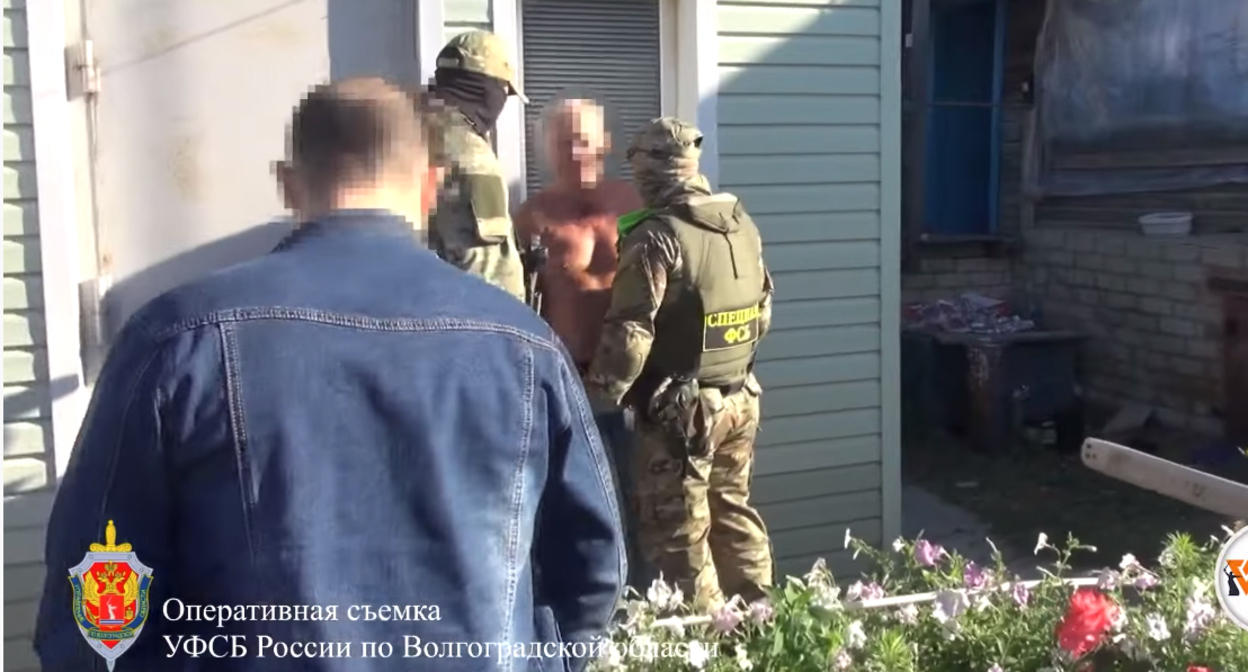 Задержание подозреваемых жителей Волгоградской области. Кадр видео пресс-службы УФСБ https://www.youtube.com/watch?v=CU9nd40DhY0 Задержание подозреваемых жителей Волгоградской области. Кадр видео пресс-службы УФСБ https://www.youtube.com/watch?v=CU9nd40DhY0
