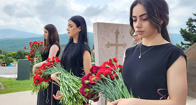 Церемония возложения цветов в Мемориальном комплексе в Степанакерте. 30 июня 2022 года. Фото Алвард Григорян для "Кавказского узла" Церемония возложения цветов в Мемориальном комплексе в Степанакерте. 30 июня 2022 года. Фото Алвард Григорян для "Кавказского узла"