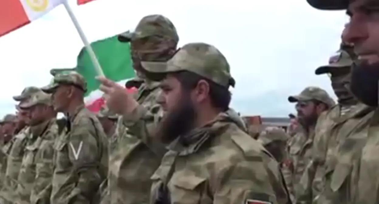 Добровольцы отправляются на Украину. Стоп-кадр из видео,опубликованного 25 июня 2022 года в Telegram-канале Рамзана Кадырова, https://t.me/RKadyrov_95/2413 Добровольцы отправляются на Украину. Стоп-кадр из видео,опубликованного 25 июня 2022 года в Telegram-канале Рамзана Кадырова, https://t.me/RKadyrov_95/2413