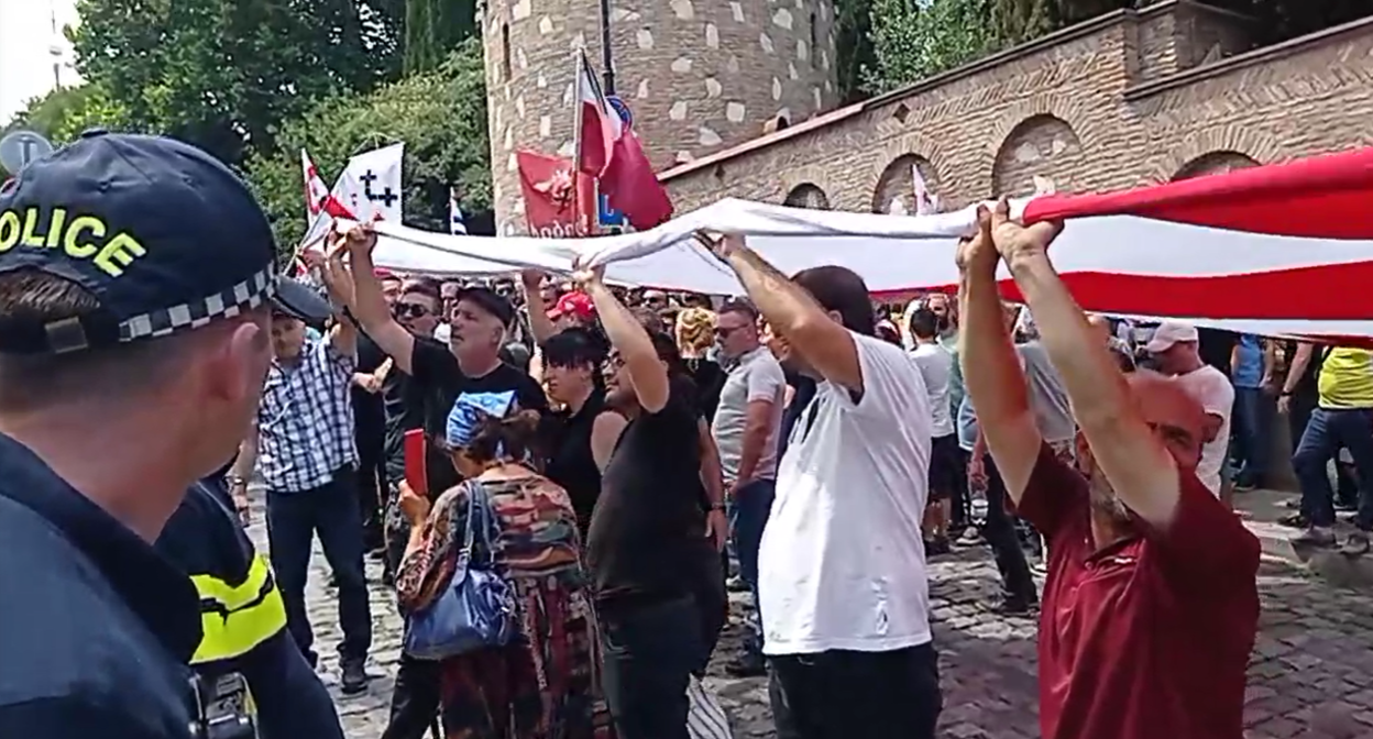 Акция "Альт-Инфо" в Тбилиси. Стоп-кадр трансляции от 02.07.22, опубликованной Beka Vardosanidze's blog в соцсети Facebook*, https://www.facebook.com/siaxlebeqasgan/videos/1883838631814251 Акция "Альт-Инфо" в Тбилиси. Стоп-кадр трансляции от 02.07.22, опубликованной Beka Vardosanidze's blog в соцсети Facebook*, https://www.facebook.com/siaxlebeqasgan/videos/1883838631814251