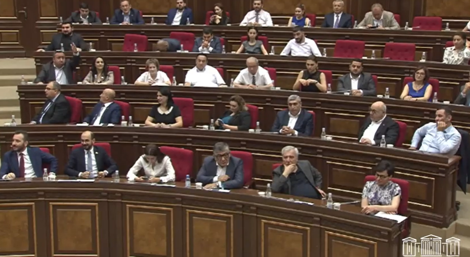 Заседание парламента Армении, 1 июля. Стоп-кадр прямой трансляции заседания на YouTube-канале парламента, https://www.youtube.com/watch?v=Pdl_bPNbpwQ Заседание парламента Армении, 1 июля. Стоп-кадр прямой трансляции заседания на YouTube-канале парламента, https://www.youtube.com/watch?v=Pdl_bPNbpwQ