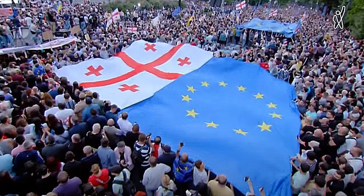 Акция «Домой, в Европу» в Тбилиси 3 июля 2022 года. Стоп-кадр из видео https://www.youtube.com/watch?v=CMYjiI3cMu0 Акция «Домой, в Европу» в Тбилиси 3 июля 2022 года. Стоп-кадр из видео https://www.youtube.com/watch?v=CMYjiI3cMu0