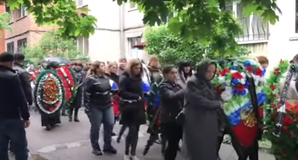 Траурная процессия на похоронах подполковника Фезула Бичикаева. Кадр видео
"Основа News" https://www.youtube.com/watch?v=6vMsgA1L-Cc Траурная процессия на похоронах подполковника Фезула Бичикаева. Кадр видео
"Основа News" https://www.youtube.com/watch?v=6vMsgA1L-Cc
