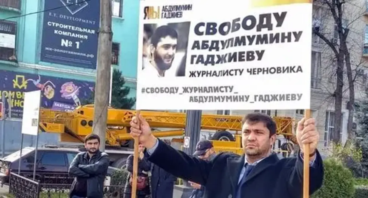 Учредитель "Черновика" Магди Камалов проводит одиночный пикет в поддержку Абдулмумина Гаджиева. Махачкала, 11 ноября 2019 года. Фото Ильяса Капиева для "Кавказского узла". Учредитель "Черновика" Магди Камалов проводит одиночный пикет в поддержку Абдулмумина Гаджиева. Махачкала, 11 ноября 2019 года. Фото Ильяса Капиева для "Кавказского узла".