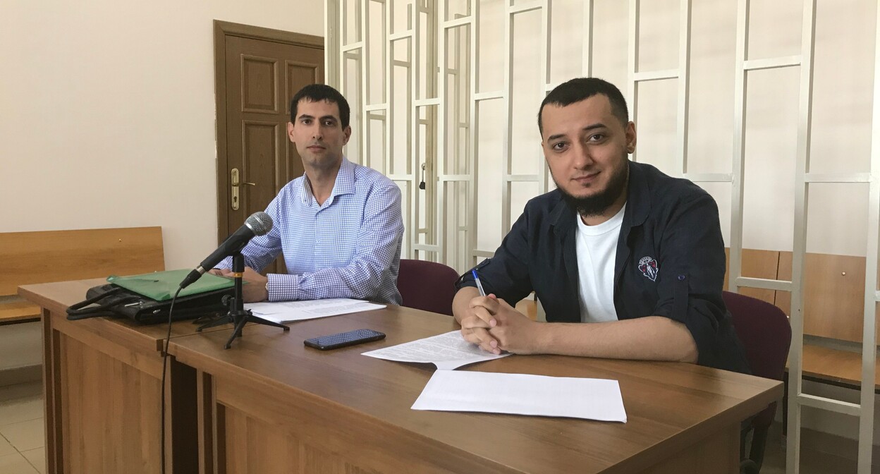 Батраз Мисиков (справа) со своим адвокатом Агубе Галуевым в суде. Фото Марии Абайти для "Кавказского узла". Батраз Мисиков (справа) со своим адвокатом Агубе Галуевым в суде. Фото Марии Абайти для "Кавказского узла".
