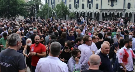 Участники протестов перед грузинским парламентом 11 июля 2021 года. Фото Инны Кукуджановой для "Кавказского узла". Участники протестов перед грузинским парламентом 11 июля 2021 года. Фото Инны Кукуджановой для "Кавказского узла".