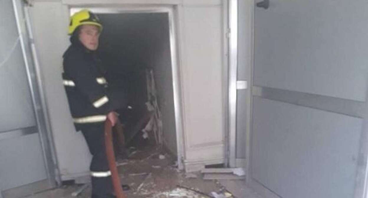 Сотрудник МЧС Армении на месте происшествия. https://ru.armeniasputnik.am/20220706/v-rezultate-vzryva-i-pozhara-v-ashtarake-est-pogibshiy-i-postradavshie-44759676.html Сотрудник МЧС Армении на месте происшествия. https://ru.armeniasputnik.am/20220706/v-rezultate-vzryva-i-pozhara-v-ashtarake-est-pogibshiy-i-postradavshie-44759676.html