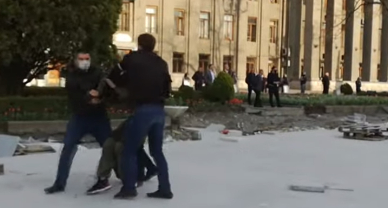 Задержание участников протеста против самоизоляции во Владикавказе, 2020 год. Кадр видео "Кавказского узла" https://www.youtube.com/watch?v=aIxG_fs1r0M&t=1s Задержание участников протеста против самоизоляции во Владикавказе, 2020 год. Кадр видео "Кавказского узла" https://www.youtube.com/watch?v=aIxG_fs1r0M&t=1s