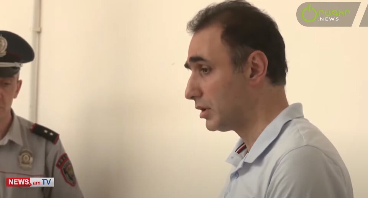Аветик Чалабян в суде 9 июля 2022 года. Стопкадр из видео https://www.youtube.com/watch?v=aCAHWr1w_4o Аветик Чалабян в суде 9 июля 2022 года. Стопкадр из видео https://www.youtube.com/watch?v=aCAHWr1w_4o