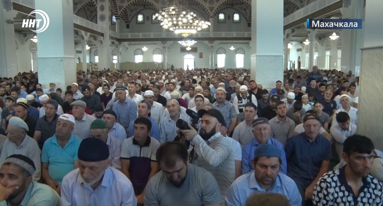 Посетители главной мечети Махачкалы 9 июля 2022 года. Стопкадр из видео https://www.youtube.com/watch?v=y5nPP-SPDmY Посетители главной мечети Махачкалы 9 июля 2022 года. Стопкадр из видео https://www.youtube.com/watch?v=y5nPP-SPDmY