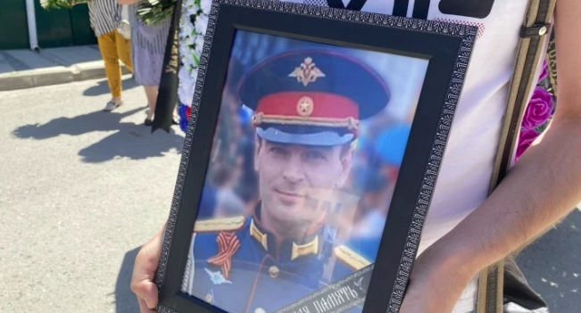 Прощание с капитаном медицинской службы, военным врачом Виталием Мотренниковым. Фото https://v1.ru/text/gorod/2022/07/10/71477609/ Прощание с капитаном медицинской службы, военным врачом Виталием Мотренниковым. Фото https://v1.ru/text/gorod/2022/07/10/71477609/