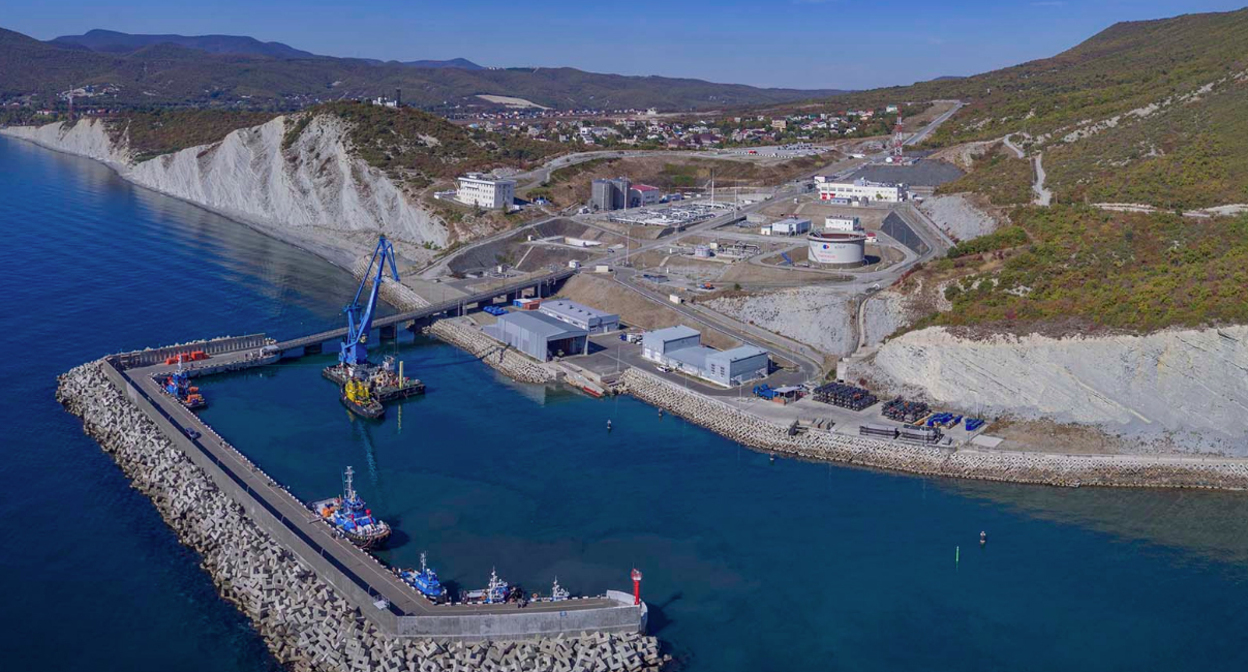 Береговые сооружения и акватория Морского терминала Каспийского трубопроводного консорциума (КТК). Фото: пресс-служба КТК https://www.cpc.ru/RU/press/photos/Pages/objects.aspx Береговые сооружения и акватория Морского терминала Каспийского трубопроводного консорциума (КТК). Фото: пресс-служба КТК https://www.cpc.ru/RU/press/photos/Pages/objects.aspx