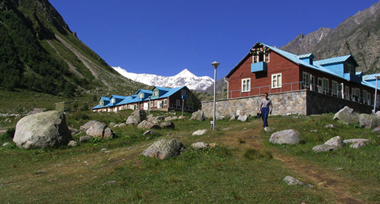 Ущель Безенги. Фото: https://www.wikiwand.com/ru/Безенги_%28альплагерь%29 Ущель Безенги. Фото: https://www.wikiwand.com/ru/Безенги_%28альплагерь%29