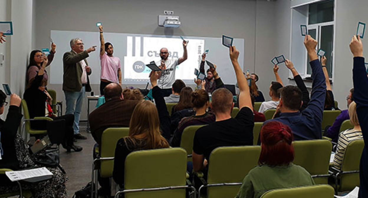 Голосование делегатов на съезде Профсоюза журналистов, 15 декабря 2019 г. Фото: https://www.wikiwand.com/ru/Профсоюз_журналистов_и_работников_СМИ Голосование делегатов на съезде Профсоюза журналистов, 15 декабря 2019 г. Фото: https://www.wikiwand.com/ru/Профсоюз_журналистов_и_работников_СМИ