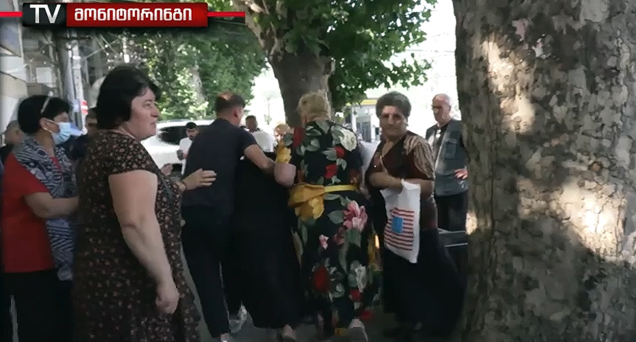 Уличные торговцы в Гори. Кадр видео TV მონიტორინგი https://www.facebook.com/watch/100065343585633/ (* 21 марта Тверской суд Москвы запретил в России деятельность компании Meta (владеет Facebook, Instagram и WhatsApp) в связи с экстремистской деятельностью.) Уличные торговцы в Гори. Кадр видео TV მონიტორინგი https://www.facebook.com/watch/100065343585633/ (* 21 марта Тверской суд Москвы запретил в России деятельность компании Meta (владеет Facebook, Instagram и WhatsApp) в связи с экстремистской деятельностью.)