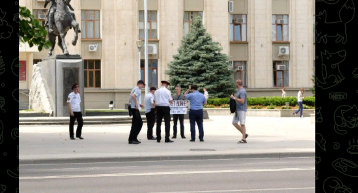 Силовики задержали краснодарца Александра Аксенова. Скриншот видео https://t.me/ovdinfolive/11407 Силовики задержали краснодарца Александра Аксенова. Скриншот видео https://t.me/ovdinfolive/11407