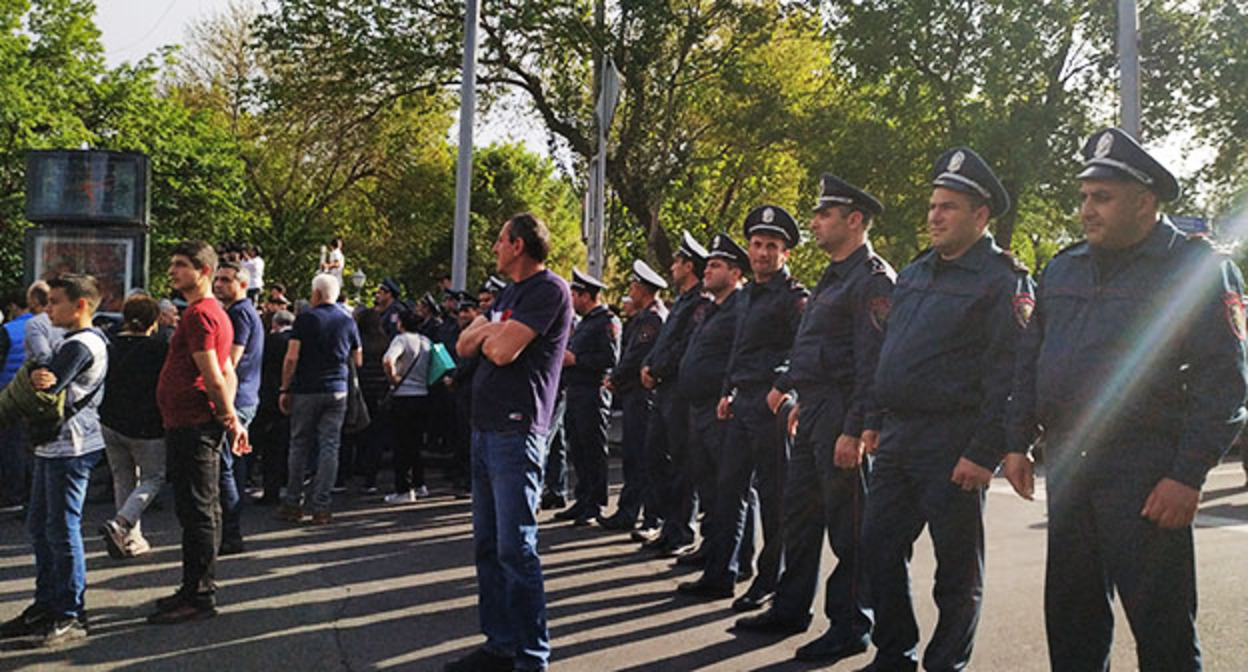 Сотрудники полиции и участники акции протеста возле парламента Армении. Май 2022 г. Фото Армине Мартиросян для "Кавказского узла" Сотрудники полиции и участники акции протеста возле парламента Армении. Май 2022 г. Фото Армине Мартиросян для "Кавказского узла"