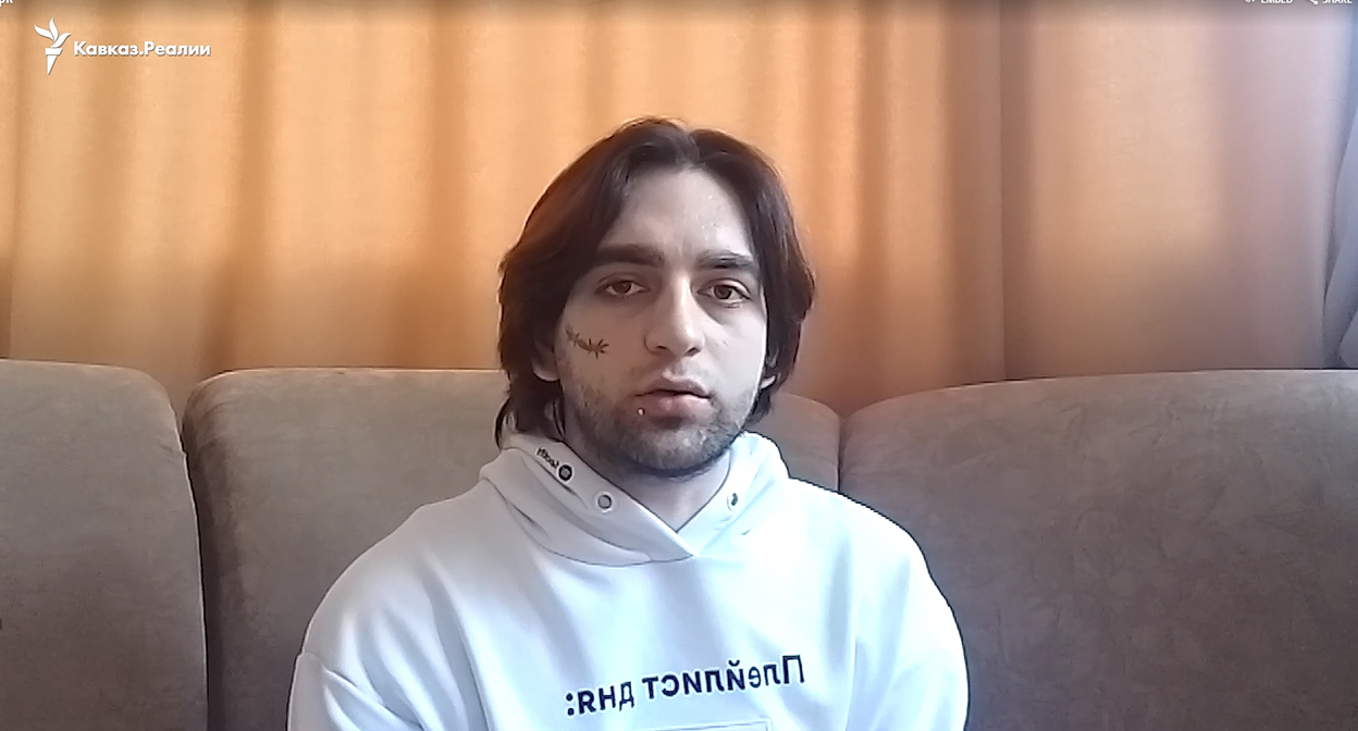 Магомед Асхабов. Кадр видео "Кавказ.Реалии"*. https://d19wbtacbn3uyf.cloudfront.net/a/podveshivali-za-ruki-izgonyali-dzhinna-istoriya-magomeda-kotorogo-lechili-ot-gomoseksualjnosti-v-rehab-tsentre-v-dagestane/31941445.html Магомед Асхабов. Кадр видео "Кавказ.Реалии"*. https://d19wbtacbn3uyf.cloudfront.net/a/podveshivali-za-ruki-izgonyali-dzhinna-istoriya-magomeda-kotorogo-lechili-ot-gomoseksualjnosti-v-rehab-tsentre-v-dagestane/31941445.html