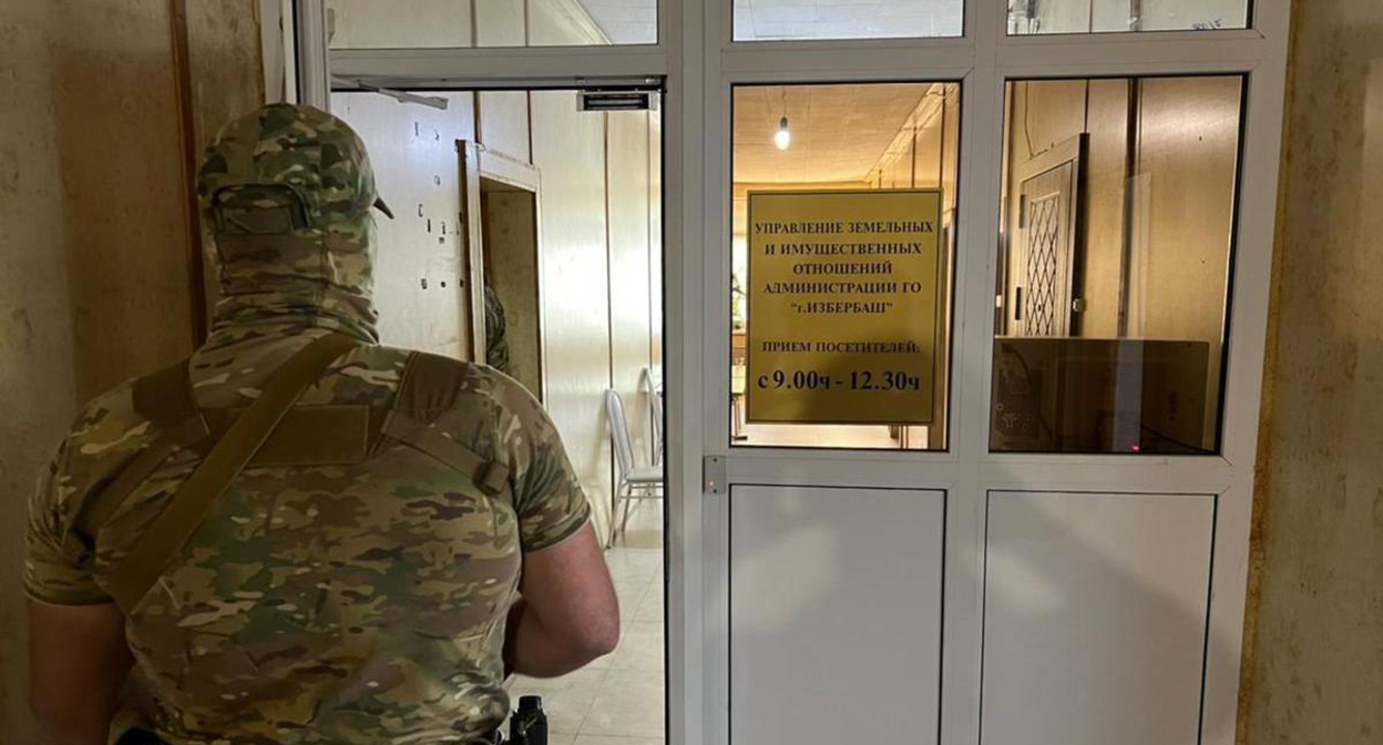 Сотрудник спецслужб в мэрии Избербаша. ФОТО: ПРЕСС-СЛУЖБА УФСБ РФ ПО РД Сотрудник спецслужб в мэрии Избербаша. ФОТО: ПРЕСС-СЛУЖБА УФСБ РФ ПО РД