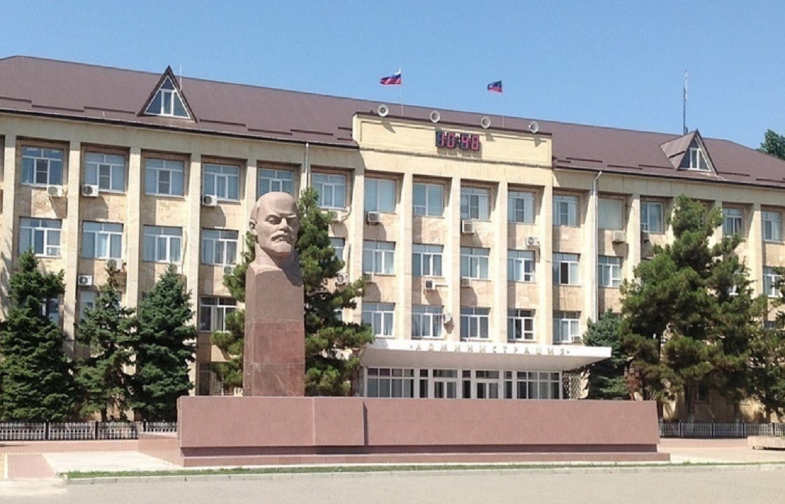 Мэрия Избербаша. Фото пресс-службы мэрии https://obzor.io/14/01/2021/glavnogo-arxitektora-izberbasha-lishili-mandata-78148 Мэрия Избербаша. Фото пресс-службы мэрии https://obzor.io/14/01/2021/glavnogo-arxitektora-izberbasha-lishili-mandata-78148